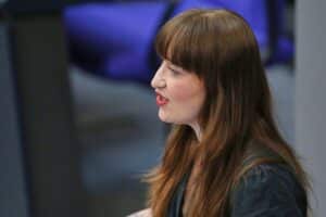 Heidi Reichinnek fordert gerechtere Rentenpolitik für alle Erwerbstätigen und gegen Armutsgefährdung im Alter.