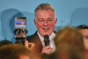 Gordon Schnieder feiert CDU-Wahlsieg in Mainz, jubelnde Parteimitglieder, festliche Stimmung, Wahlfeier.