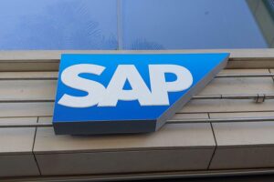SAP-Logo mit dem Text „Vorstandsumbau: Saueressig übernimmt Vertrieb“.