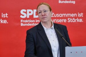 Dagmar Schmidt widerspricht CSU-Vorschlägen, betont Schutz für benachteiligte Kinder und Jugendliche.