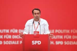 Aziz Bozkurt tritt zurück, kritisiert SPD-Parteiführung und migrationspolitischen Kurs gnadenlos.