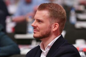 Tim Klüssendorf am Mikrofon, während er zur politischen Verantwortung und Koalition Stellung nimmt.