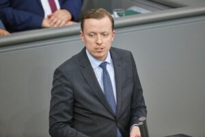 Adis Ahmetovic kritisiert Außenminister Wadephul wegen unzureichender Krisenkommunikation und Evakuierungsplänen.