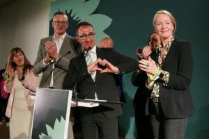 Cem Özdemir lächelt, symbolisiert politischen Erfolg und Gratulation nach Wahlsieg in Baden-Württemberg.