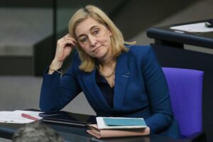 Nina Warken diskutiert Sparpaket für Krankenkassen, um stabile Beiträge bis 2030 sicherzustellen.