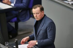 Adis Ahmetovic im Fokus, diskutiert sicherheitspolitische Verantwortung Deutschlands in Krisenzeiten.