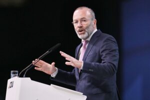 Manfred Weber im Fokus: Druck auf EVP wegen geheimer Absprachen mit rechten Fraktionen.