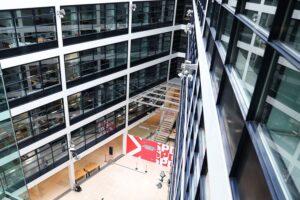 Modernes Büro, SPD-Parteizentrale, kreative Arbeitsumgebung, Umbau, Kommunikation, Zusammenarbeit, Berlin, Willy-Brandt-Haus.