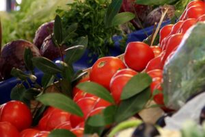 Frisches Obst und Gemüse an einem Gemüsestand zur Unterstützung von Tafeln im Saarland.