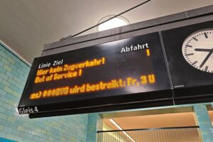 Streik-Hinweis im öffentlichen Nahverkehr: Arbeitgeber fordern Reformen und kritisieren anhaltende Arbeitsniederlegungen.