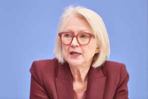 Monika Schnitzer diskutiert Commerzbank-Übernahme, betont europäische Finanzmarktintegration und Produktivität.