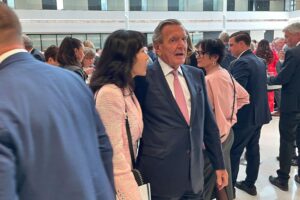Gerhard Schröder diskutiert mutige Reformen für die SPD nach Wahlniederlagen, Bild mit ihm und So-yeon Kim.