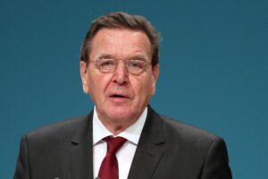 Gerhard Schröder äußert sich kritisch zur militärischen Intervention im Iran-Konflikt.
