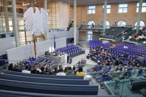 Bundestagssitzung mit Abgeordneten, die neue Regelungen zur Beschäftigung von Verwandten diskutieren.