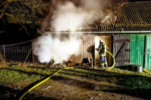 Brennender Schweinestall in Dannenberg, Feuerwehr im Einsatz, Flammen schlagen aus dem Dach.