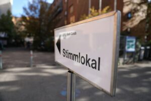 Wahllokal in der Schweiz während Volksabstimmung, Bürger entscheiden über Rundfunkbeitrag und Initiativen.