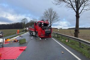 Schwerer Verkehrsunfall zwischen zwei Lkw auf Bundesstraße, Feuerwehr rettet eingeklemmten Fahrer.