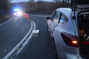 Motorradfahrer schwer verletzt nach Unfall mit Pkw auf Hauptstraße in Altenberg.