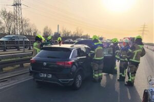 Schwerer Verkehrsunfall auf A42 mit Rettungsarbeiten und schwer verletzter Person. Feuerwehr im Einsatz.