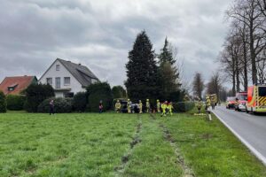 Verkehrsunfall: schwerverletzter Fahrer, umgestürzte Autos, Polizeiarbeit, gesperrte Straße, Baum am Unfallort.