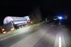 Verkehrsunfall mit Lkw und VW Golf im Graben, Feuerwehr befreit eingeklemmte Fahrerin.