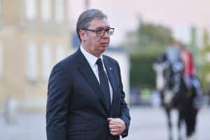 Serbischer Präsident Vucic betont EU-Integration trotz Spannungen, strebt Teil-Beitritt an.