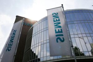 Siemens-Baustelle in Amberg: Zukunftsfabrik, KI-Technologie, Investition, regionale Wirtschaftsimpulse, digitaler Wandel.