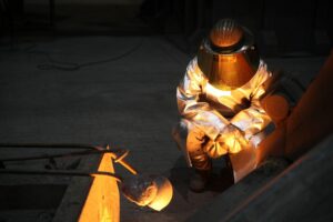 Stahlwerk mit geschäftiger Produktion, Symbol für Arbeitsmarktentwicklung und regionale Wirtschaft im Saarland.