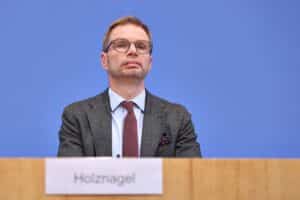 Reiner Holznagel diskutiert Steuererhöhungen und ihre Auswirkungen auf die deutsche Wirtschaft.