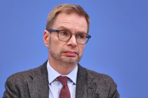 Reiner Holznagel betont notwendige Steuerreformen und Gleichbehandlung für alle Erwerbstätigen.