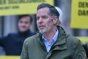 Politiker:innen diskutieren politische Verantwortung und Erneuerung nach Wahlniederlage der FDP in Baden-Württemberg.