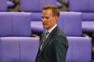 Hendrik Streeck diskutiert E-Zigarettenverbot zur Gesundheitsförderung und Risikominderung.