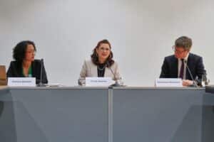 Eine Person präsentiert Ergebnisse zur weit verbreiteten Diskriminierung in Deutschland während einer Studienvorstellung.