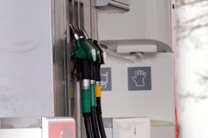 Schlange an einer Tankstelle, angesichts steigender Preise und Unsicherheiten durch den Iran-Krieg.