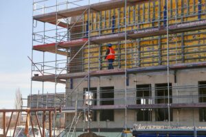 Bauarbeiter auf Baustelle symbolisieren Thü ringens wirtschaftliche Herausforderungen und Wachstumsentwicklung im Jahr 2025.