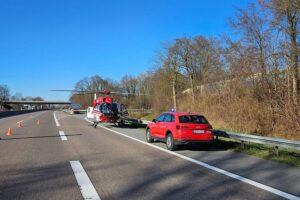 Rettungshubschrauber landet auf Autobahn nach schwerem Unfall mit mehreren Fahrzeugen und Verletzten.