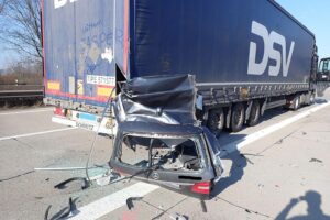 Abgerissene Fahrzeugteile eines Mercedes nach schwerem Unfall auf der Autobahn.