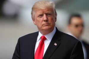 Trump droht Iran mit Angriffen auf Kraftwerke, wenn Straße von Hormus nicht geöffnet wird.