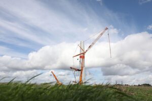 Windkraftanlagen im Bau, symbolisieren den Ausbau erneuerbarer Energien für mehr Versorgungssicherheit.