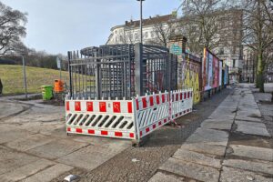 Zugangstore des Görlitzer Parks wurden beschädigt, Polizei entfernt unbefugte Schlösser für Sicherheit.