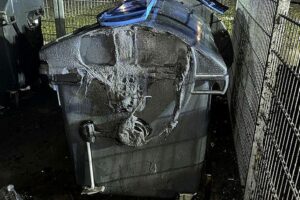 Brennende Müllcontainer in Erfurt, Polizei ermittelt wegen Sachbeschädigung durch Brandlegung.