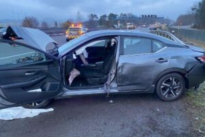 Schwerer Unfall auf A6: Pkw kollidiert mit Lkw nach unachtsamem Fahrstreifenwechsel.
