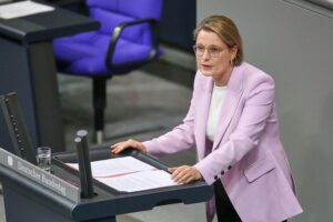 Stefanie Hubig diskutiert über digitalen Gewaltschutz; Politiker fordern Gesetzesänderungen und besseren Opferschutz.