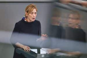 Politikerin Karin Prien präsentiert neue Maßnahmen zur Effizienzsteigerung im Bundesprogramm "Demokratie leben".