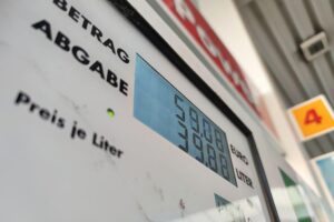 Zapfsäule an Tankstelle, hohe Spritpreise, Politiker diskutieren über Steuererleichterungen und Markttransparenz.