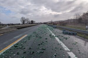 Unfallstelle mit verstreuten Getränkekisten auf der Autobahn 39, Vollsperrung und Bergungsarbeiten.