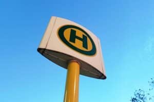 Haltestelle des öffentlichen Verkehrs in Berlin, Fokus auf Modernisierung und nachhaltige Mobilität.