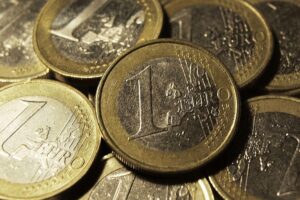 Euromünzen symbolisieren die finanziellen Forderungen der Gewerkschaft Verdi im Einzelhandel.