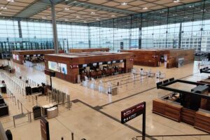 Gewerkschaft Verdi ruft zu Warnstreik am Flughafen BER, Flugausfälle und Verspätungen erwartet.
