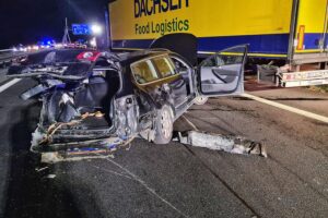 Verkehrsunfall auf Autobahn, Feuerwehr im Einsatz, blockierte Fahrbahn, mehrere Fahrzeuge betroffen.
